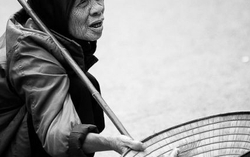 Người ăn xin thành bà chủ nhờ bài học từ mẹ tôi
