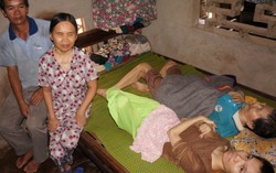 Người đàn ông một mình "ôm khổ"