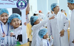 Bé Chip và bố Mạnh Trường 'test' quy trình sản xuất sữa học đường