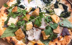 Cận cảnh chiếc bánh pizza bún đậu mắm tôm đang gây tranh cãi