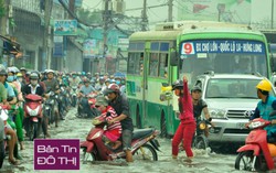Sài Gòn vỡ đê bao, kẹt xe hàng giờ trong ngày triều cường đạt đỉnh