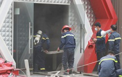 Lực lượng cứu hỏa đeo mặt nạ, bình dưỡng khí đột nhập vũ trường Z Club để chữa cháy