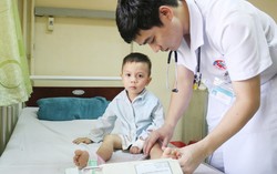 Sau giấc ngủ trưa, bỗng dưng bé 3 tuổi không thể đứng dậy và nói được