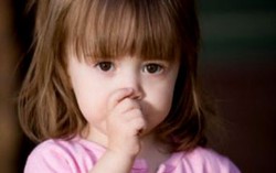 Giúp trẻ nhỏ bỏ thói quen mút tay