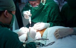Máy cắt cỏ 'chém' rời chân trái
