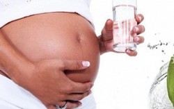 4 thời điểm bà bầu không nên uống nước dừa 
