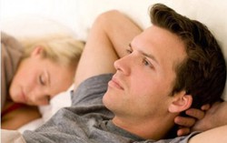 Vợ về quê sinh con, chồng bỗng thường nhận được tin nhắn lạ
