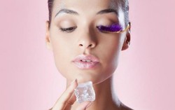 Tuyệt chiêu dưỡng da mùa hè bằng đá lạnh cho phái đẹp