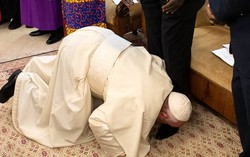 Giáo hoàng Francis phá vỡ thông lệ, hôn chân lãnh đạo Nam Sudan để cầu nguyện hòa bình