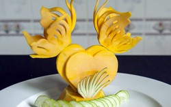 Trang trí món ăn rực rỡ với cánh bướm từ bí đỏ