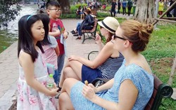 Khách Tây bất ngờ với những hướng dẫn viên nhí ở Hồ Gươm