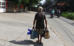 Cha 98 tuổi đội nắng đi bán bánh giò nuôi con 2 gái bị bệnh