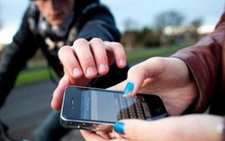 Cô gái đâm vào dải phân cách tử vong khi đuổi theo kẻ cướp Samsung A8