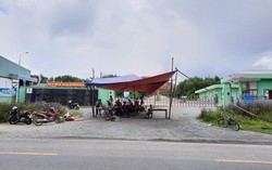 Hà Tĩnh: Lý do người dân dựng rạp chặn cổng nhà máy xử lý rác