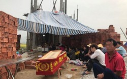Gia đình nạn nhân bị dùng xẻng đánh chết đưa quan tài đến đòi làm rõ