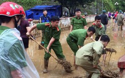 Hội LHPNVN hỗ trợ gia đình bị nạn do mưa lũ ở Yên Bái, Sơn La