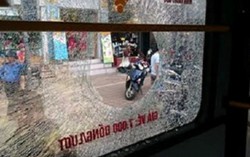 Giận bạn gái, chàng trai ném gạch vào xe bus khiến 1 người nhập viện