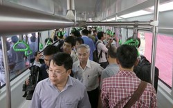 Xếp hàng xem mẫu tàu điện Cát Linh - Hà Đông