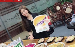 Cô gái khoác 'áo mới' cho những chiếc bánh truyền thống