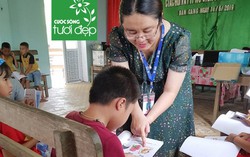 Cô giáo dân tộc mở lớp tiếng Anh miễn phí cho trẻ em vùng biên giới