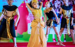 Hàng nghìn khán giả vây kín 18 vũ công nhí 