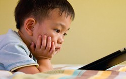Bé 4 tuổi bị co giật cơ mặt nghi do chơi game, dùng smartphone nhiều