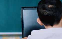 Bé 5 tuổi xem phim khiêu dâm trên mạng ngay tại trường
