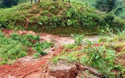 Lào Cai: Hai bà cháu đi đường bị đất lở vùi lấp, tử vong