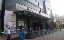 Khói mù mịt, chuông báo cháy chung cư không kêu và bảo vệ 40 phút mới vào được hiện trường