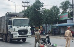 Chạy cắt ngang đầu xe tải, 2 mẹ con gặp nạn