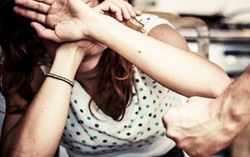 Mù quáng yêu người chồng sở hữu mọi thói hư tật xấu