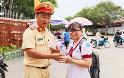 TPHCM: Cảnh sát giao thông phát nước cho thí sinh thi THPT Quốc gia 2019