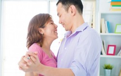 Vợ không buông tay khi chồng 'say nắng'