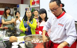 'Ông bố bỉm sữa' đi khắp nơi dạy ăn dặm 3 trong 1