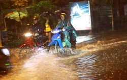 Mưa to gió giật, người Sài Gòn hoảng hốt tưởng bão số 14 đã đến