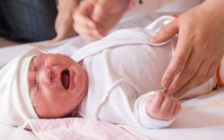 Uống sữa thừa khiến trẻ sơ sinh nhiễm khuẩn đường ruột, người tím tái