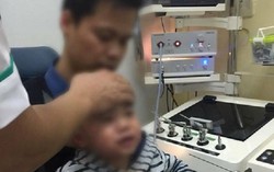 Bé 2 tuổi nuốt chiếc vít nhựa kích thước lớn vào miệng lúc chơi đùa