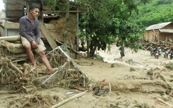 Người chồng đau xót gọi tên vợ con sau cơn lũ dữ