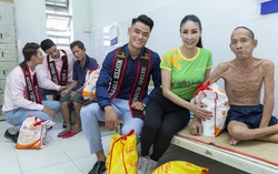 Hoa hậu Hà Kiều Anh cùng Quán quân Mister Việt Nam tặng quà người già neo đơn 