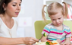 4 hậu quả của việc ép con ăn