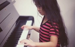 Con gái Mạnh Trường trổ tài đánh piano cực siêu