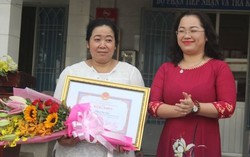 Khen thưởng người phụ nữ nhặt được 100 triệu đồng trả lại người mất