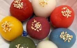 Biến tấu với bánh trôi ngũ sắc nhân chocolate tan chảy đón Tết hàn thực 