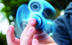 Con quay giải trí spinner nguy hại thế nào mà trường học Mỹ phải cấm