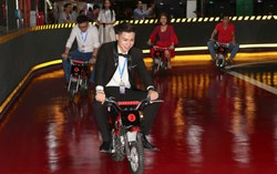 Chàng trai giọng nữ Tùng Anh cùng đội The Voice “quậy” với xe mini