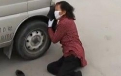 Màn đập đầu vào ôtô ăn vạ bá đạo của một phụ nữ và cái kết đắng