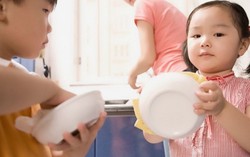 Thi thoảng hãy 'giả vờ' phụ thuộc vào con