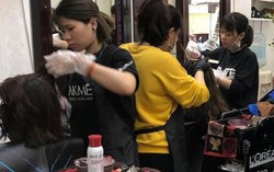 Cận Tết, chị em nườm nượp đến salon xếp hàng chờ làm tóc đẹp 