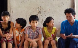 Vợ chồng đều đổ bệnh vẫn gắng gượng đi làm nuôi 3 đứa con khờ dại