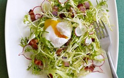 Lạ miệng với Salad gà hun gói.